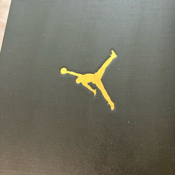 6.5 Youth Air Jordan 1 Mid (GS) - Picture 5 of 5